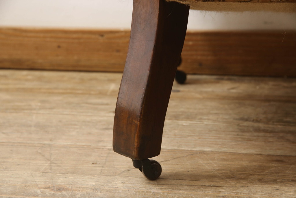 イギリスアンティーク　美品　ウォールナット材　クラシカルで気品漂うシェーズロング(カウチソファ、セティ、2人掛けソファ、2P、二人掛け、長椅子、キャスター付き)(R-061603)