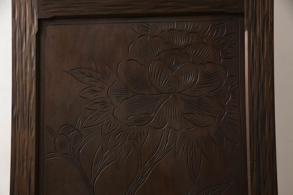 中古　軽井沢彫り　優美に咲き誇る牡丹の彫刻が美しいワードローブ(洋服タンス、収納棚、戸棚、引き出し、キャビネット)(R-063411)