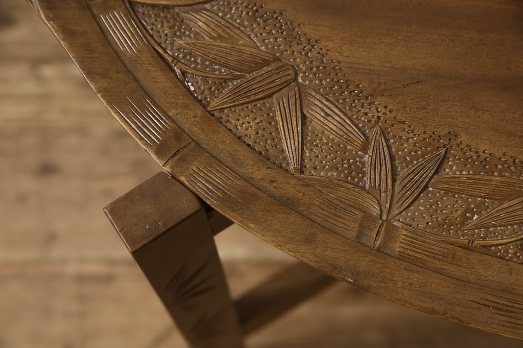 和製ビンテージ　軽井沢彫り　笹の葉の彫がアクセントになったトレー(お盆)付きサイドテーブル(ナイトテーブル、ヴィンテージ)(R-057691)