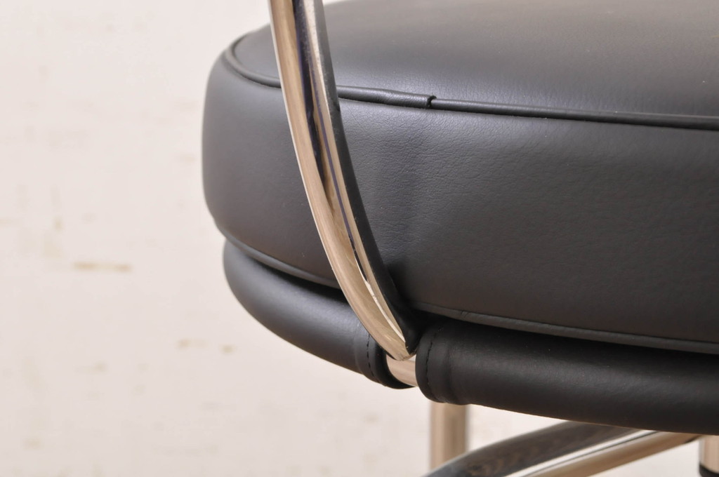 中古　美品　Cassina(カッシーナ)　Le Corbusier(ル・コルビュジエ)　LC7　7 FAUTEUIL TOURNANT, DURABLE　造形美あるデザインと座り心地の良いスウィベルチェア(回転椅子、ダイニングチェア、イス)(定価約58万円)(R-068575)