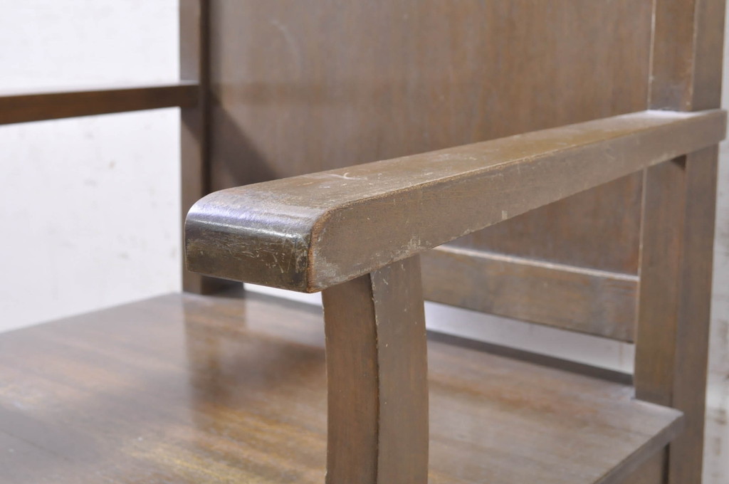 和製アンティーク　タモ材　ラワン材　ノスタルジックな雰囲気漂う古い教会のアームチェア(チャーチチェア、ダイニングチェア、板座チェア、椅子、イス)(R-071467)