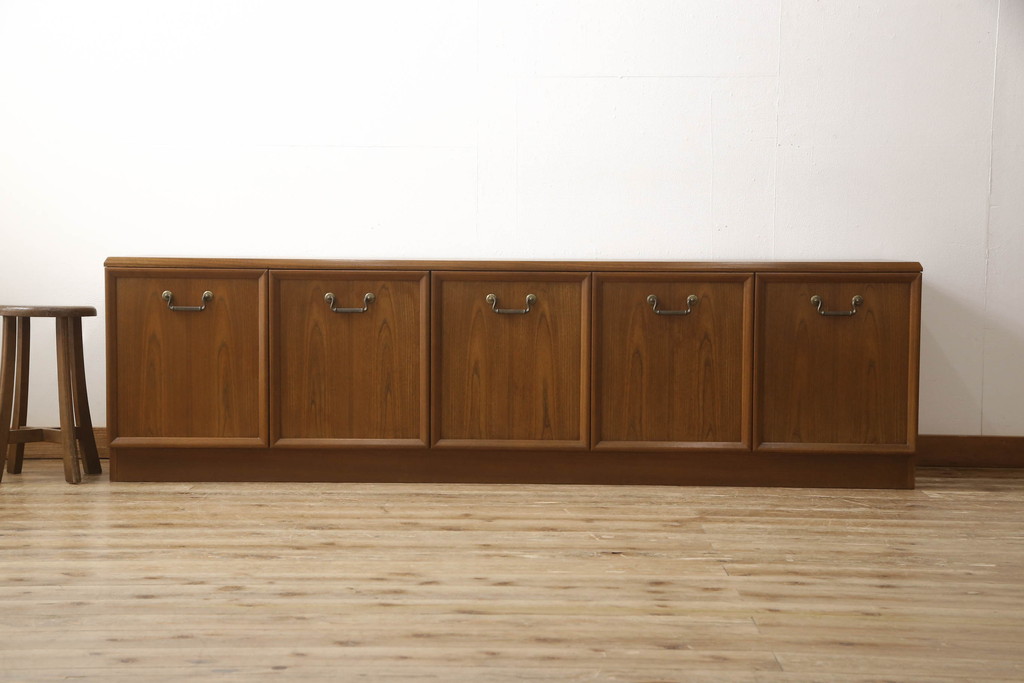 イギリスビンテージ　G-PLAN(ジープラン)　オーク材　北欧スタイルのお部屋づくりにおすすめのサイドボード(テレビ台、リビングボード、ローボード、収納棚、戸棚、ヴィンテージ)(R-050211)