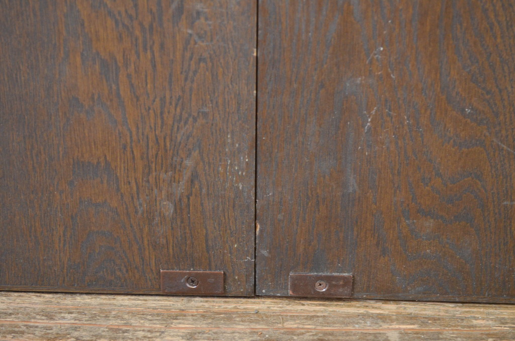 ビンテージ建具　永田良介商店　ペイント仕上げ限定　クラシカルな佇まいが上品な小扉2枚セット(両開きドア1対、窓、木製ドア、収納建具、ヴィンテージ)(R-064573)