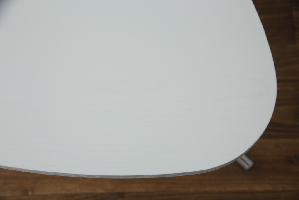 中古　美品　アクタス取り扱い　ドイツ製　TECTA(テクタ)　昇降機能付きが嬉しいシンプルでモダンなサイドテーブル(エンドテーブル、ナイトテーブル、花台、飾り台)(定価約8万円)(R-069839)