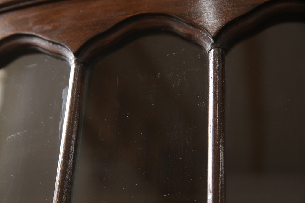 イギリスアンティーク　マホガニー材　クロウ&ボールの脚が風格を感じさせるハーフムーンキャビネット(ガラスケース、ショーケース、飾り棚、戸棚、収納棚、コンソールテーブル、半円)(R-065962)