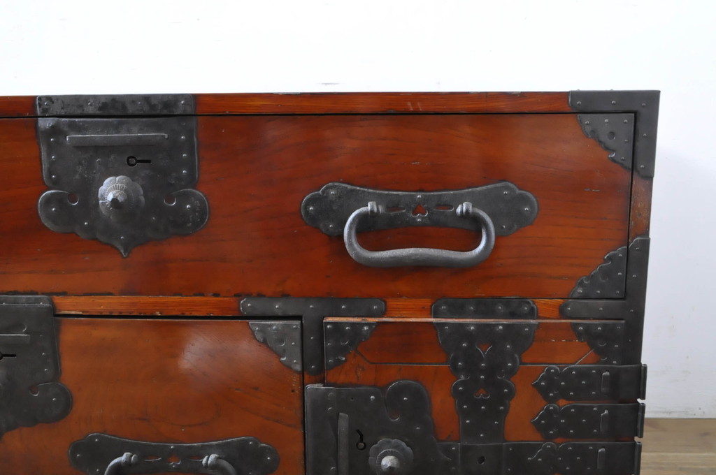 和製アンティーク　前面欅(ケヤキ)材　漆塗りの綺麗な時代箪笥サイドボード(引き出し、収納タンス、ローチェスト、サイドチェスト)(R-065170)