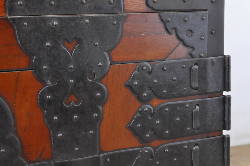 和製アンティーク　前面欅(ケヤキ)材　漆塗りの綺麗な時代箪笥サイドボード(引き出し、収納タンス、ローチェスト、サイドチェスト)(R-065170)