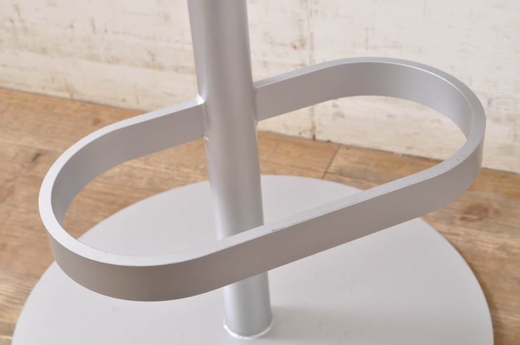 中古　短期展示品　美品　Cassinaixc.(カッシーナイクスシー)　Boomerang(ブーメラン)　シンプルで上品な佇まいが魅力のカウンターチェア3脚セット(回転椅子、ハイチェア、アームレスチェア、店舗什器)(R-073535)