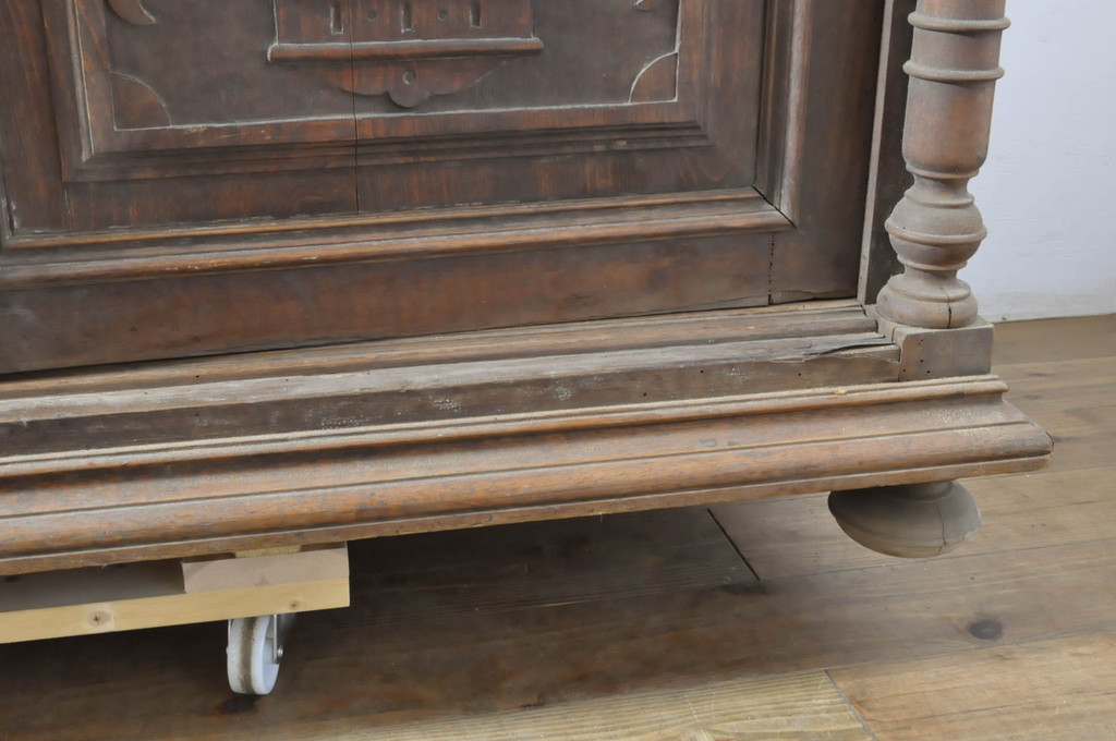 フランスアンティーク　彫刻の意匠が見事なサイドボード(収納棚、サイドキャビネット、カウンターテーブル、戸棚、飾り棚、引き出し)(R-064853)