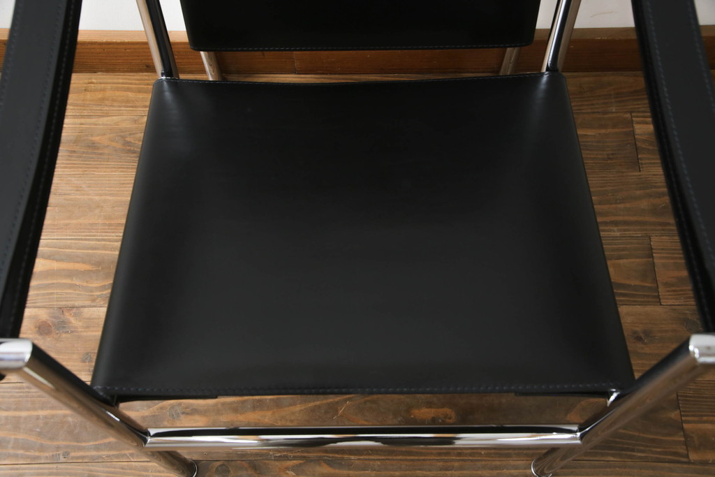 中古　Cassina(カッシーナ)　ル・コルビュジエ(Le Corbusier)　LC1　1 FAUTEUIL DOSSIER BASCULANT　機能性を追求したデザインが素敵なスリングチェア(アームチェア、バスキュランチェア、椅子、イス)(定価約53万円)(R-070543)