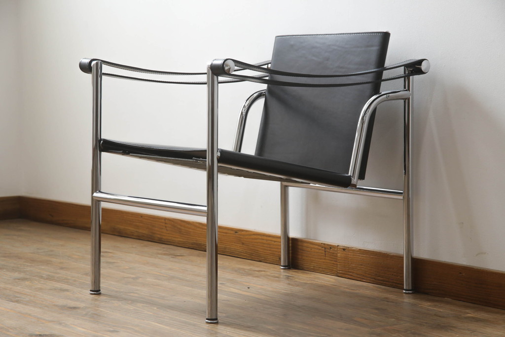 中古　Cassina(カッシーナ)　ル・コルビュジエ(Le Corbusier)　LC1　1 FAUTEUIL DOSSIER BASCULANT　機能性を追求したデザインが素敵なスリングチェア(アームチェア、バスキュランチェア、椅子、イス)(定価約53万円)(R-070544)