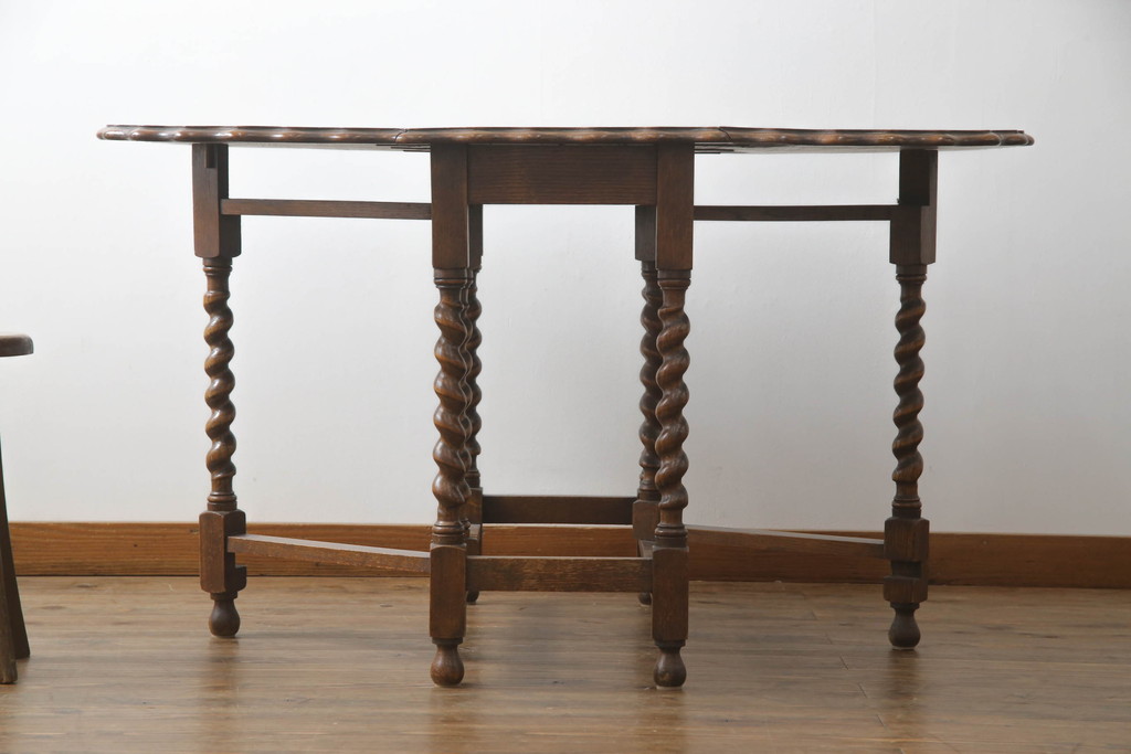 イギリスアンティーク　オーク材　脚のデザインが美しいツイストレッグのバタフライテーブル(エクステンションテーブル、ダイニングテーブル、ラウンドテーブル、2人掛け、4人掛け、食卓、英国)(R-071590)