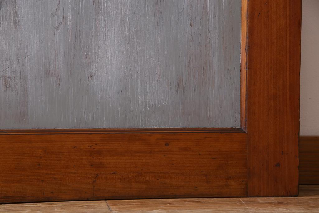 【セミオーダー家具実例】板戸2枚をリメイク!グリーンがかったグレーとアンティークホワイトでペイントを施し、色ガラス、結霜ガラスを使用したラフジュ工房オリジナルのステンドグラスを組み入れました。(引き戸、建具)