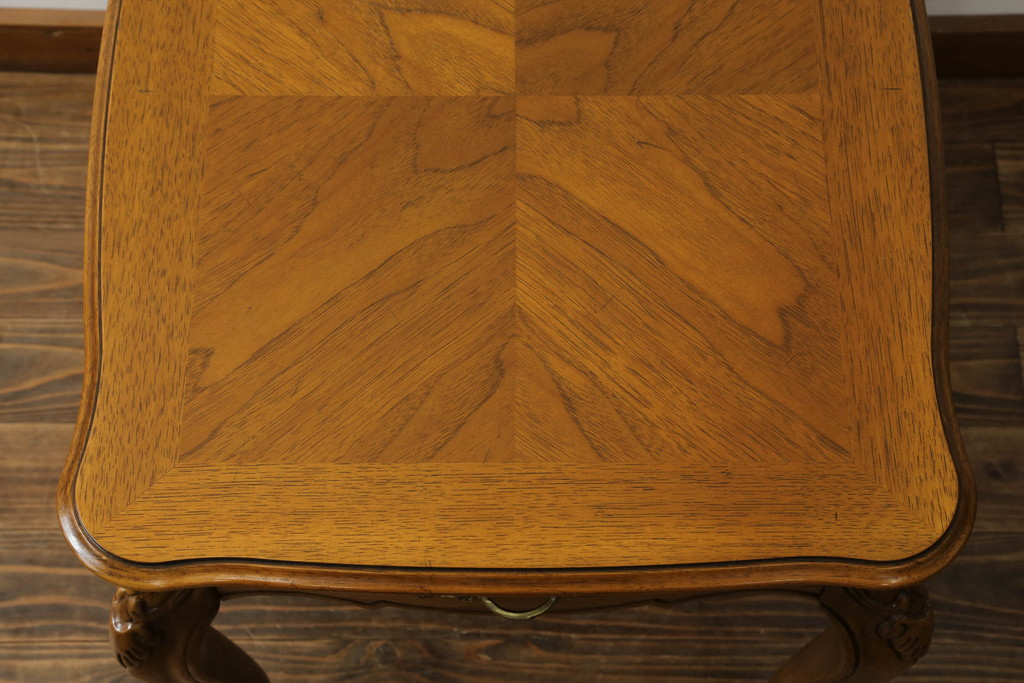 中古　DREXEL HERITAGE(ドレクセルヘリテイジ)　 流れるような曲線が優美なサイドテーブル(ナイトテーブル、コーヒーテーブル、カフェテーブル)(R-061676)