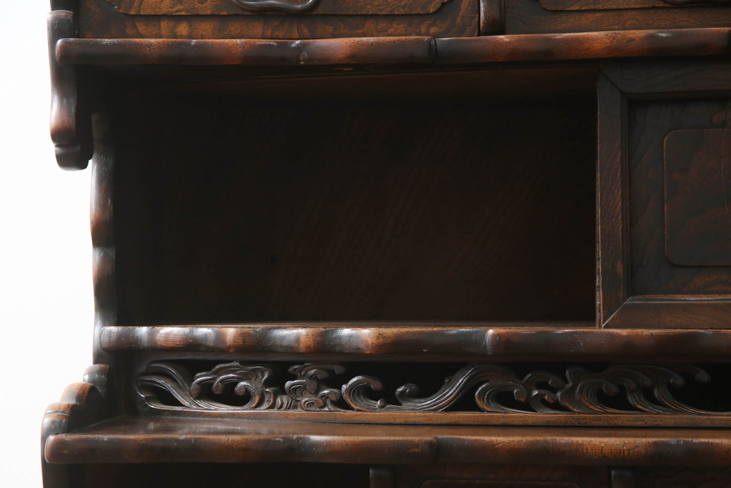 和製アンティーク　激レア　博物館クラス　総欅(ケヤキ)材　漆塗り　どの角度から見ても美しい凝った作り込みの彫刻入り茶箪笥(茶棚、収納棚、戸棚、キャビネット)(R-073176)