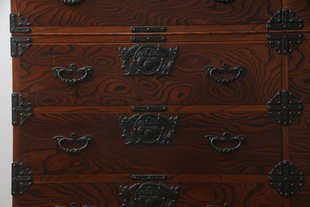 中古　岩谷堂箪笥　天板リメイク　黒々とした金具が堂々とした存在感を放つサイドチェスト(サイドボード、和タンス、収納箪笥、引き出し、整理箪笥)(R-073403)