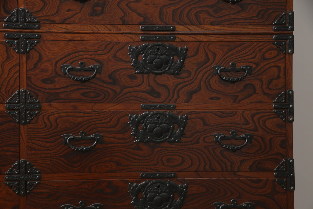 中古　岩谷堂箪笥　天板リメイク　黒々とした金具が堂々とした存在感を放つサイドチェスト(サイドボード、和タンス、収納箪笥、引き出し、整理箪笥)(R-073403)