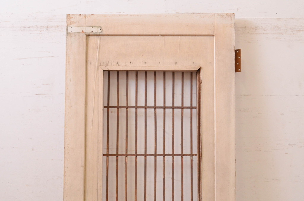 アンティーク建具　ペイント仕上げ限定　どこか懐かしい雰囲気のアイアンフェンス入りペイント扉1枚(ドア、木製扉)(R-071107)