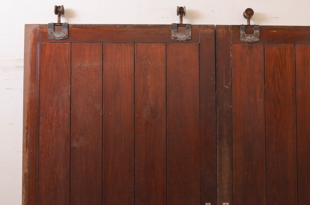 アンティーク建具　ヒノキ材　味わい深い風合いの立派な吊り戸2枚セット(板戸、玄関戸、引き戸、木製扉、蔵戸)(R-071110)