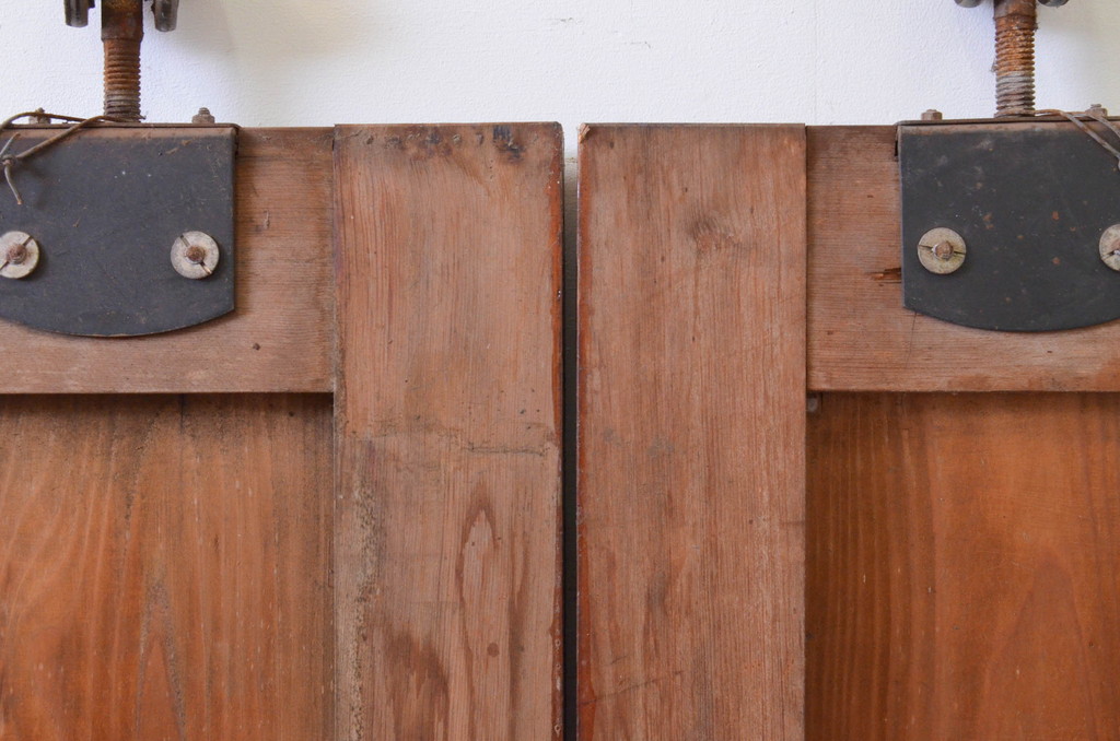 アンティーク建具　ヒノキ材　味わい深い風合いの立派な吊り戸2枚セット(板戸、玄関戸、引き戸、木製扉、蔵戸)(R-071110)