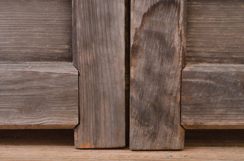 アンティーク建具　ヒノキ材　古いお寺の桟唐戸2枚セット(蔵戸、玄関戸、両開きドア、木製扉、門扉)(R-071111)