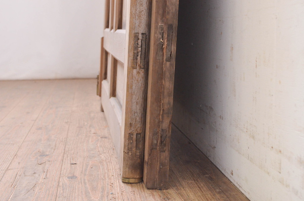 アンティーク建具　ヒノキ材　古いお寺の桟唐戸2枚セット(蔵戸、玄関戸、両開きドア、木製扉、門扉)(R-071111)