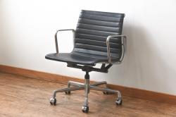 中古　美品　Hermanmiller(ハーマンミラー社)　イームズアルミナムグループ　本革　キャスター付き　洗練されたデザインが魅力的なマネジメントチェア(レザー、オフィスチェア、アームチェア、椅子)(定価約30万円)(R-027199)
