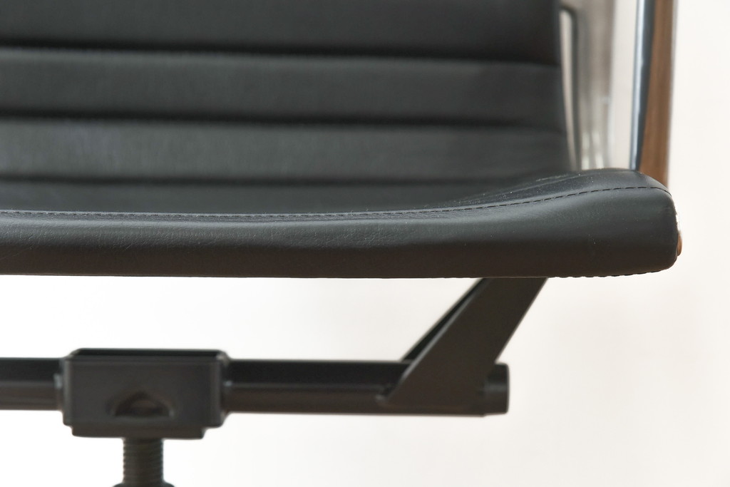 中古　美品　Hermanmiller(ハーマンミラー社)　イームズアルミナムグループ　本革　キャスター付き　洗練されたデザインが魅力的なマネジメントチェア(レザー、オフィスチェア、アームチェア、椅子)(定価約30万円)(R-027199)