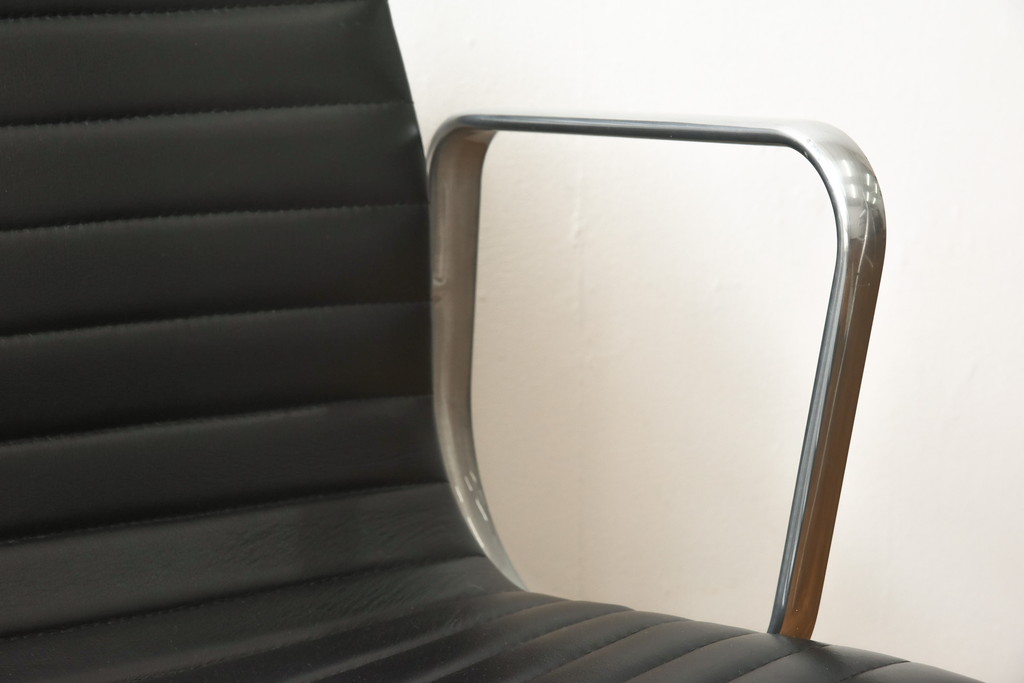 中古　美品　Hermanmiller(ハーマンミラー社)　イームズアルミナムグループ　本革　キャスター付き　洗練されたデザインが魅力的なマネジメントチェア(レザー、オフィスチェア、アームチェア、椅子)(定価約30万円)(R-027204)