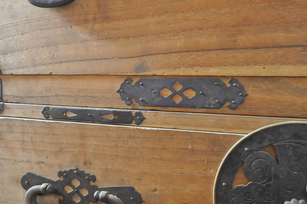 和製アンティーク　前面桐材　歴史を刻んだ趣が魅力的な蝶覆輪金具の二段重ね会津箪笥(時代箪笥、和たんす、衣装タンス、引き出し、収納箪笥)(R-065111)