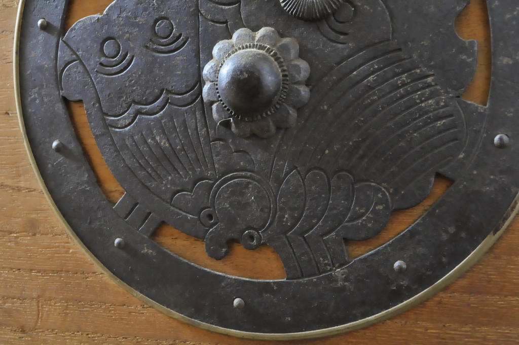 和製アンティーク　前面桐材　歴史を刻んだ趣が魅力的な蝶覆輪金具の二段重ね会津箪笥(時代箪笥、和たんす、衣装タンス、引き出し、収納箪笥)(R-065111)