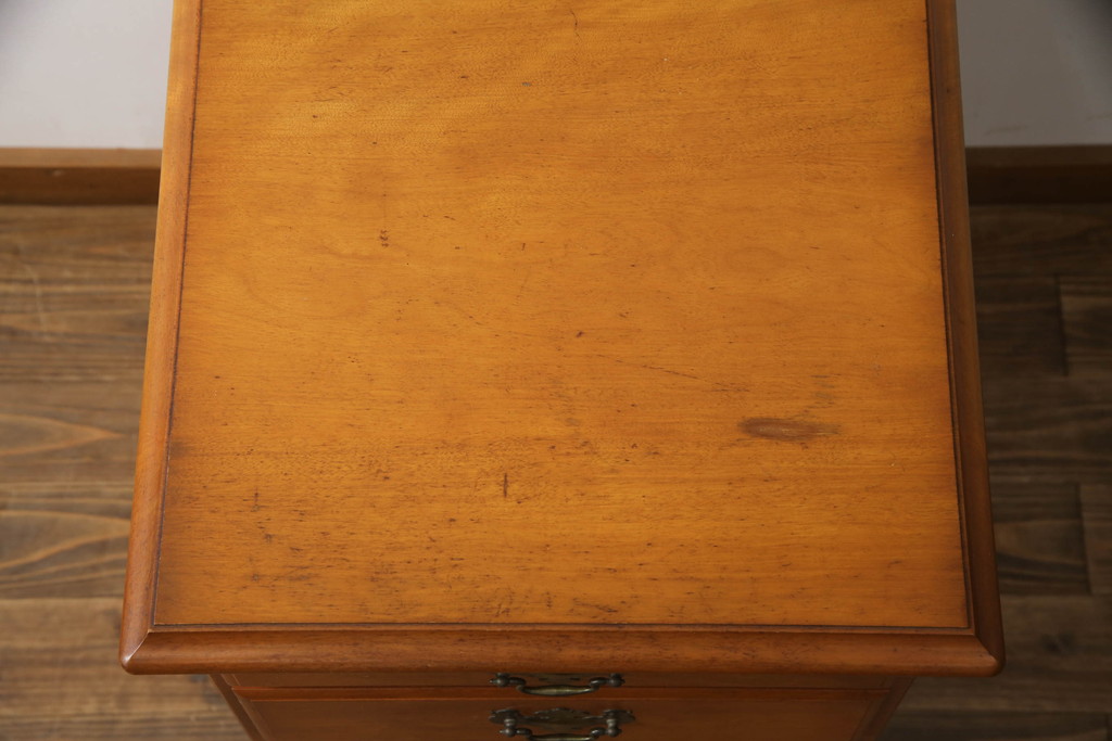 中古　横浜クラシック家具　ダニエル(Daniel)　滑らかな木肌と温かみのある色合いが魅力の脇机(サイドチェスト、サイドテーブル、引き出し)(R-073379)