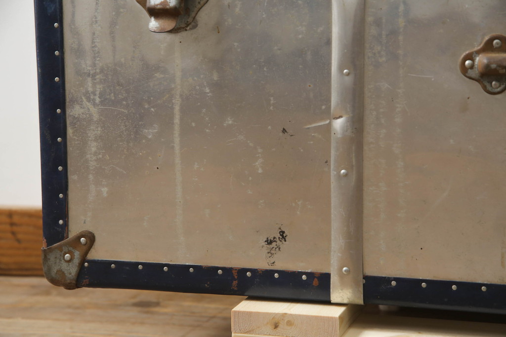 和製アンティーク　お部屋のアクセントにおすすめなジュラルミン張りのトランク(センターテーブル、ローテーブル、収納、ディスプレイ)(R-073220)