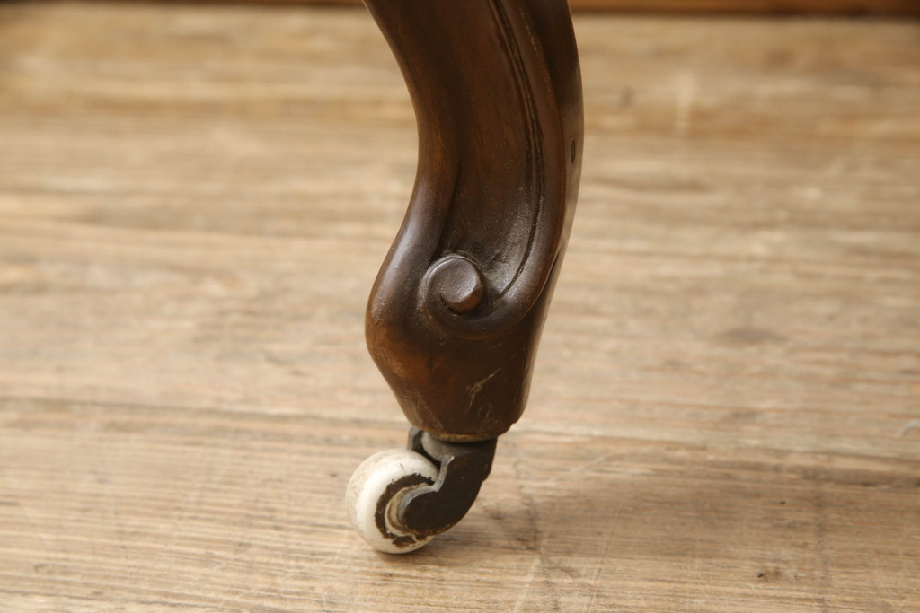 イギリスビンテージ　ウォールナット材　キャスター付き　流れるような曲線デザインの彫刻が優美なラウンジチェア(アームチェア、イージーチェア、1人掛けソファ、1P、英国、ヴィンテージ)(R-065696)