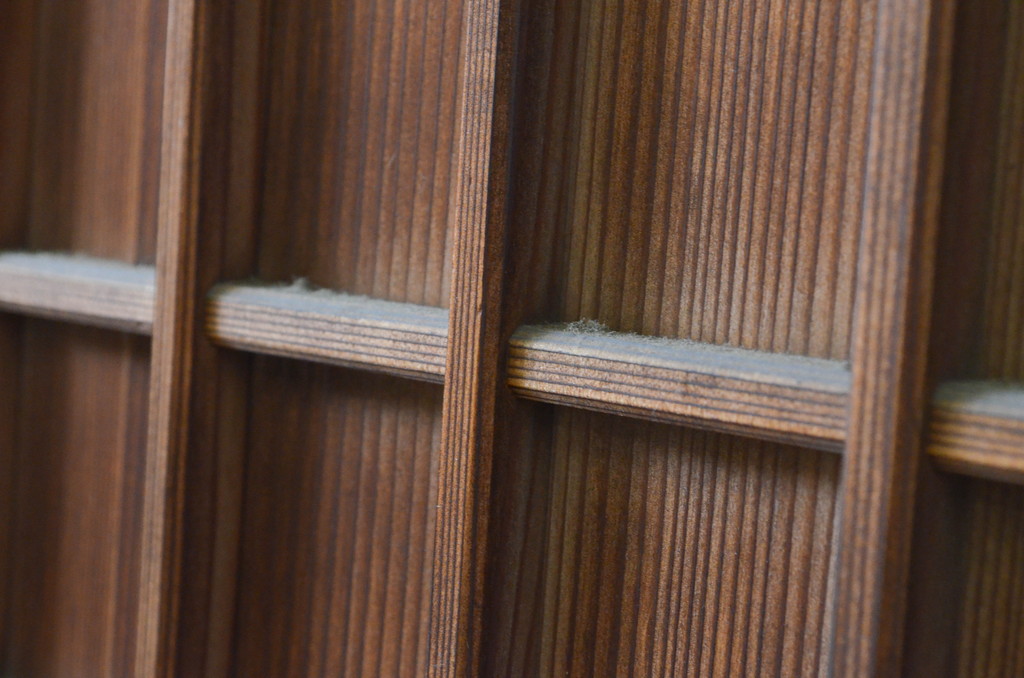 アンティーク建具　柾目が魅力のマス目格子板戸1枚(ドア、格子扉、升目)(R-071243)