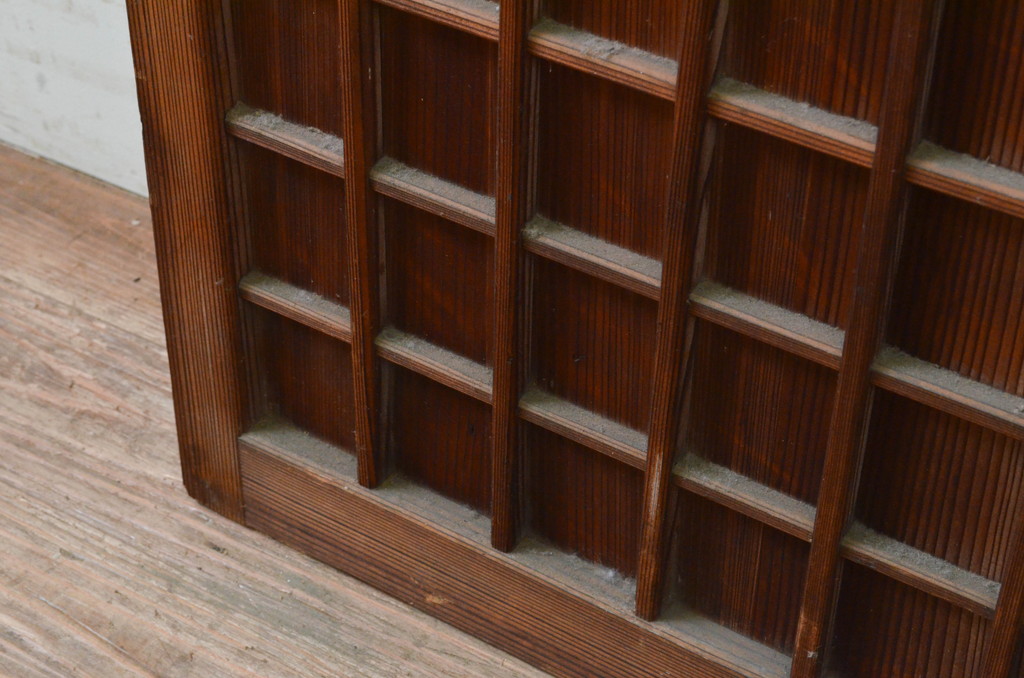 アンティーク建具　柾目が魅力のマス目格子板戸1枚(ドア、格子扉、升目)(R-071243)