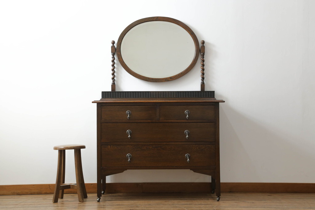 イギリスアンティーク　Lloyd's Antiques(ロイズ・アンティークス)取り扱い　オーク材　ラウンド型の鏡が印象的なキャスター付きドレッシングチェスト(鏡台、化粧台、ミラー、ドレッサー、引き出し、英国)(R-065455)