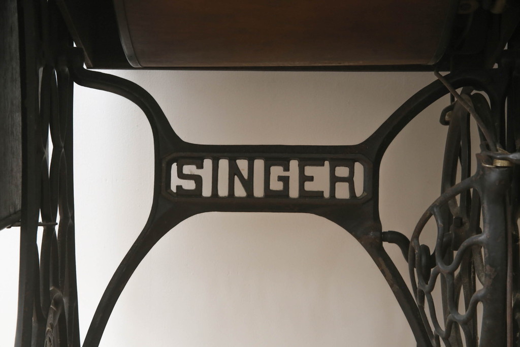 ジャンク品　SINGER(シンガー)社　お洒落なアンティークの空間を演出するミシンテーブル(シンガーミシン、ミシン台、足踏み、工業用ミシン、サイドテーブル、ディスプレイ)(R-073519)
