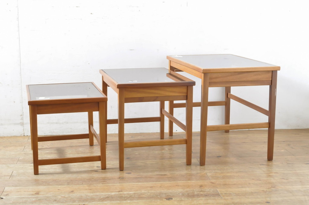 イギリスビンテージ　チーク材　ガラストップがアクセントのネストテーブル(センターテーブル、サイドテーブル、カフェテーブル、コーヒーテーブル、ローテーブル、英国、ヴィンテージ)(R-065655)