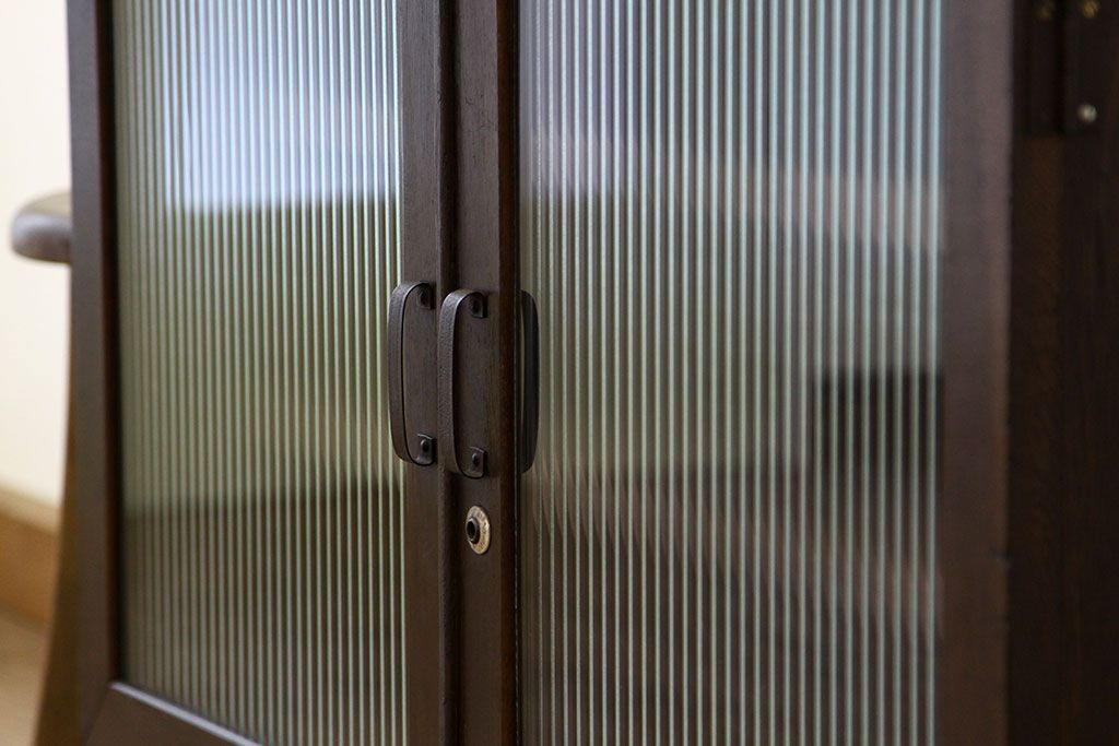 アンティーク家具　鉄脚付きモールガラスの観音開きローボード(アンティーク　アイアンチェスト)