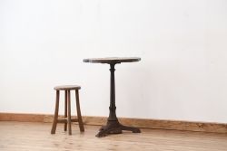 アンティーク家具　素敵なデザイン!海外製アンティーク鉄脚のテーブル(机)　