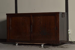 アンティーク家具　木製引き戸のシンプルな収納箪笥サイドボード(収納棚)(R-036605)