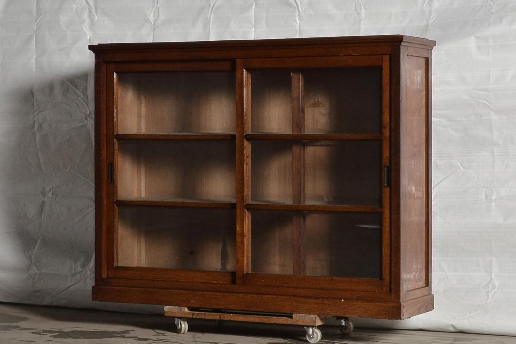レトロ家具 シンプルで使いやすい木製キャビネット(戸棚、飾り棚、収納