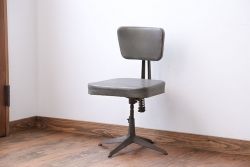 アンティーク家具　インダストリアルデザイン　アイアンのシャビーな回転椅子