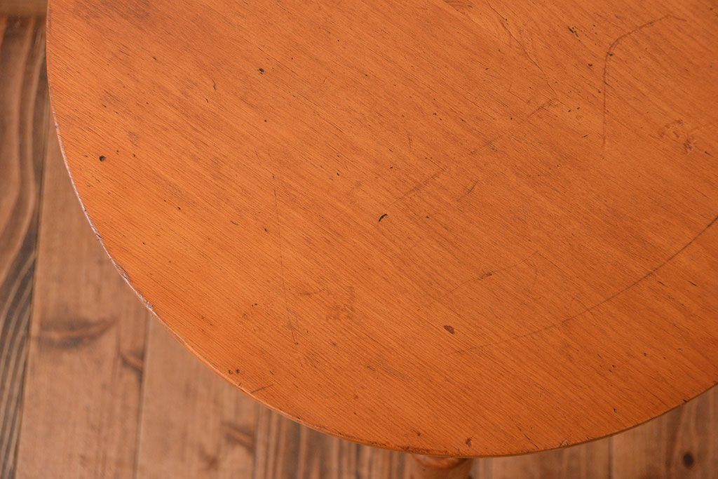 アンティーク家具　イギリスアンティーク　パイン材のサイドテーブル