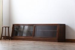 アンティーク家具　アンティーク　台形型がおしゃれ!モールガラス引き戸付き古い木のテレビボード(ローボード)