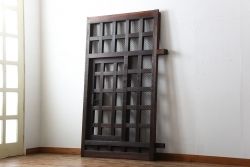 古民具・骨董　重厚な古い木製のアンティークくぐり戸(玄関戸)