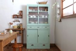 レトロ家具　アンティークペイント　かわいいミントグリーンのレトロな食器棚(カップボード)