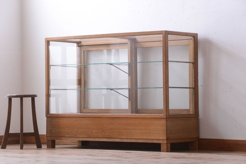 レトロ家具 昭和レトロ 古い木製のシンプルなアンティークガラスケース 