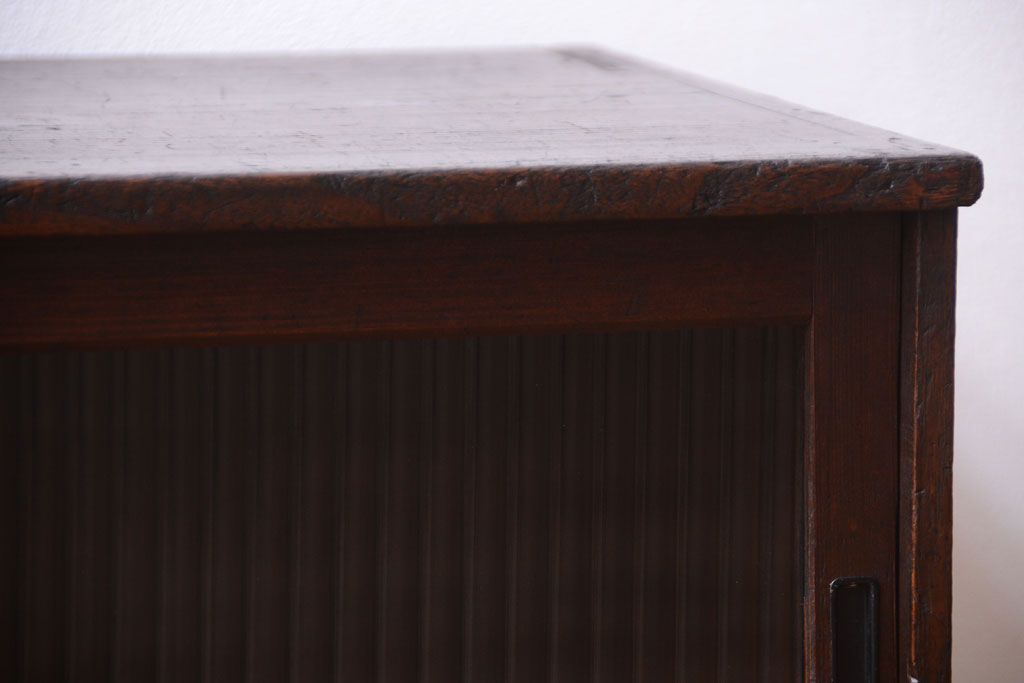 アンティーク家具　アンティーク　モールガラス引き戸のシンプルで小さなローボード(収納棚)(1)